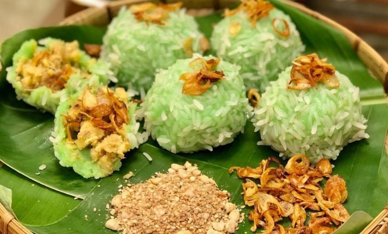 Một mâm các món ăn vặt đêm Hà Nội bao gồm nem chua rán vàng giòn, quẩy nóng và các loại nước chấm đi kèm.
